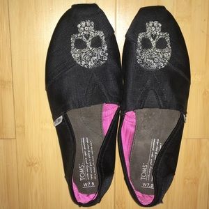 Toms limited edition skulls